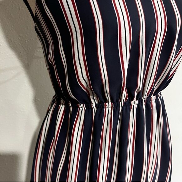 Striped halter dress with open back laced details - Picture 3 of 12